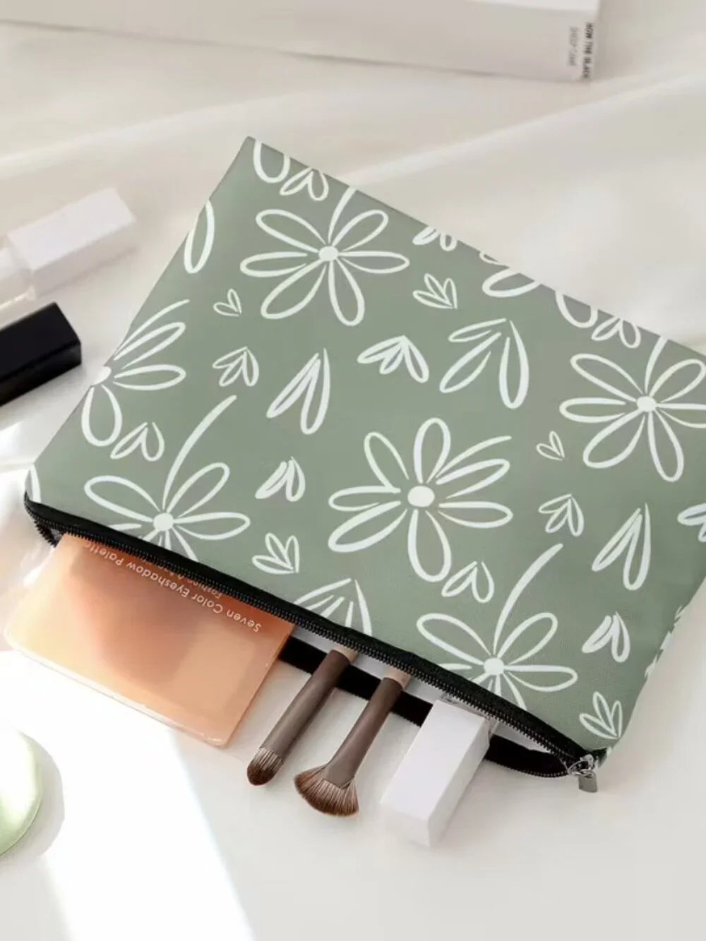 Floral Cosmetic Bag, Printed with Fresh White Daisy Line Patterns